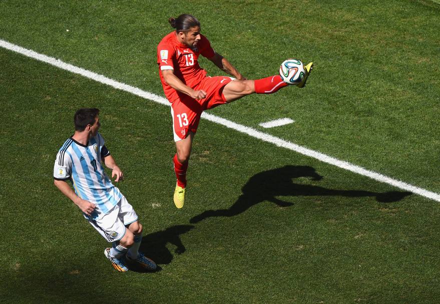 Rodriguez anticipa Messi. Getty